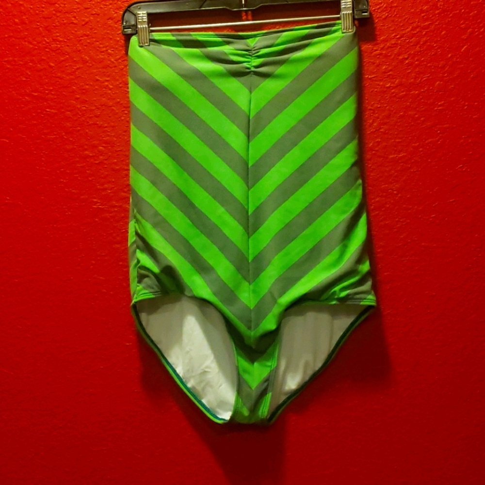 One-piece strapless swimsuit